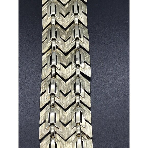 Vintage Lisner Wide Chevron Link Bracelet Beautiful Brushed & Smooth Gold Tone - Picture 5 of 9